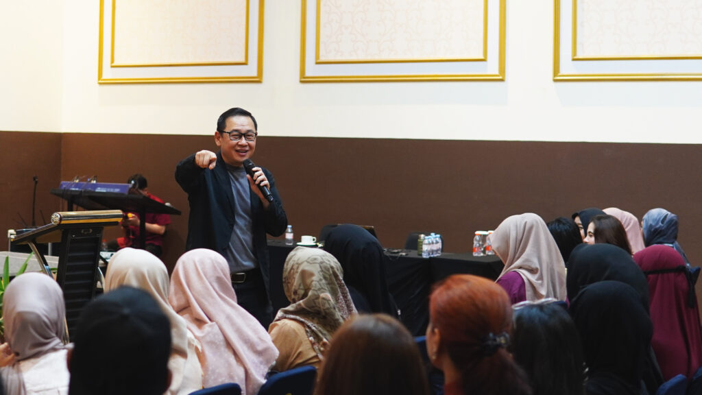 Top MCN Superstar Agency sedang mengadakan seminar Tiktok Affiliate Revolution di Surabaya